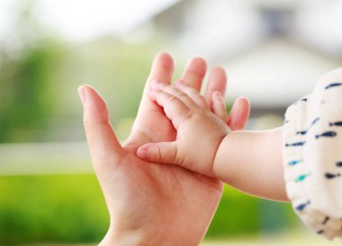 Aile sahne, closeup üst ve bebek el bir arada tutan
