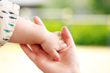 Aile sahne, closeup üst ve bebek el bir arada tutan