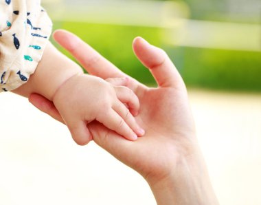 Aile sahne, closeup üst ve bebek el bir arada tutan