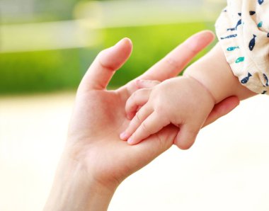 Aile sahne, closeup üst ve bebek el bir arada tutan