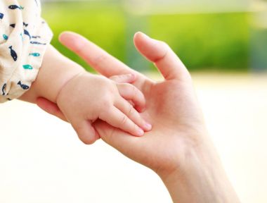 Aile sahne, closeup üst ve bebek el bir arada tutan