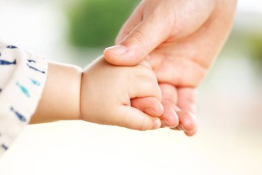 Aile sahne, closeup üst ve bebek el bir arada tutan