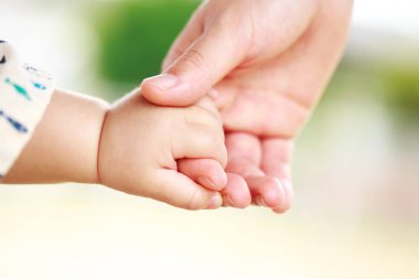 Aile sahne, closeup üst ve bebek el bir arada tutan