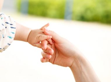 Aile sahne, closeup üst ve bebek el bir arada tutan