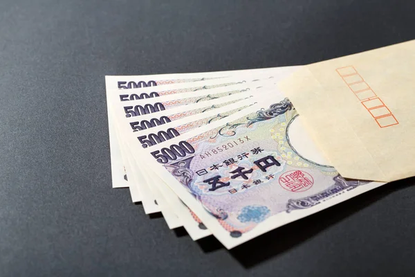 Envelope e nota bancária japonesa 5000 ienes — Fotografia de Stock