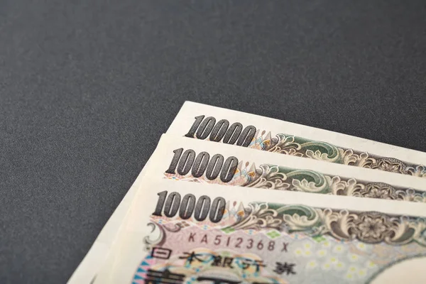 Nota bancária japonesa 10000 ienes sobre fundo preto — Fotografia de Stock