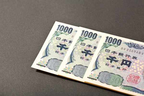 Три японских банкноты 1000 иен — стоковое фото