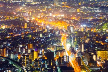 Modern Japonya'da bina ile gece ışık cityscape görünümü
