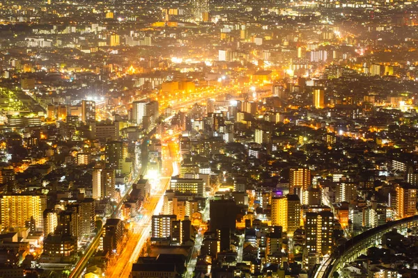 Vista de paisagem urbana de luz noturna com edifício moderno no japão — Fotografia de Stock