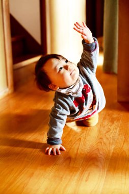 Yerde sürünen güzel bebek çocuk.