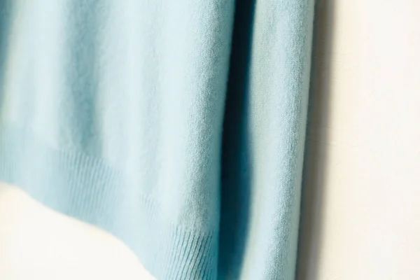 Ciepły sweter sweter w niebieskie światło, jesień, zima, piękny, luksusowy,. — Zdjęcie stockowe