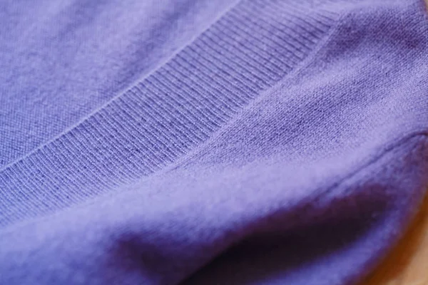 Ciepły sweter sweter w kolorze fioletowym, jesień, zima, piękny, luksusowy,. — Zdjęcie stockowe