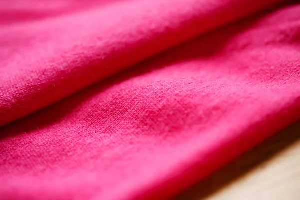 Ομορφη, πολυτελής, πλεκτό πουλόβερ σε ροζ, το φθινόπωρο, το χειμώνα, ζεστό. — Φωτογραφία Αρχείου