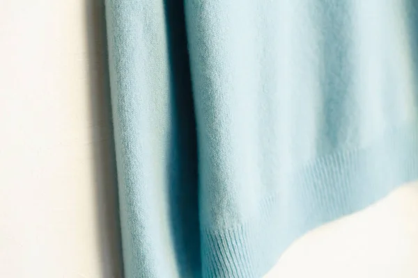 Ομορφη, πολυτελής, πλεκτά πουλόβερ σε μπλε φως, φθινόπωρο, χειμώνα, ζεστό. — Φωτογραφία Αρχείου