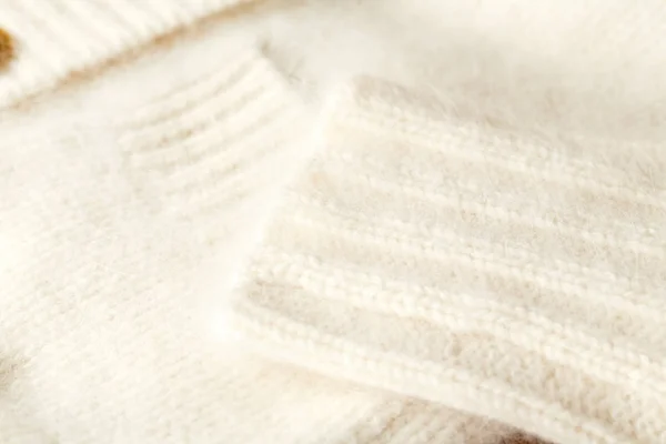 Ciepły sweter kardigan w biały, jesień, zima, piękny, luksusowy,. — Zdjęcie stockowe