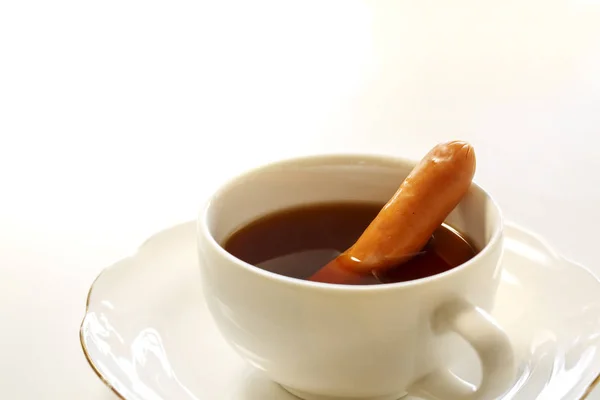 Чашка вкусного кофе с колбасой, изолированной на белом. Это называется Венский кофе на японском. . — стоковое фото