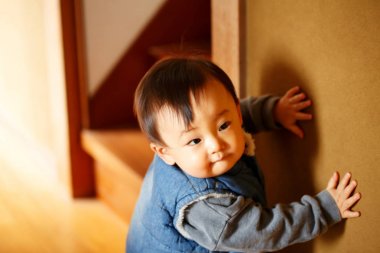 Bebek bir koridorda yaptı.