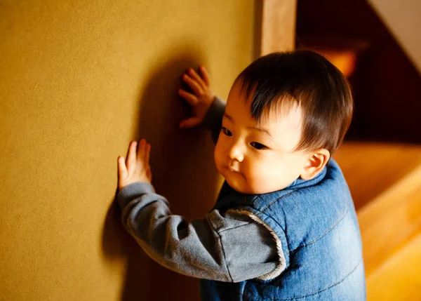 Os enigmas do bebê em um corredor . — Fotografia de Stock