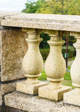 Kalenin içinde taş çit kadar kapatın.