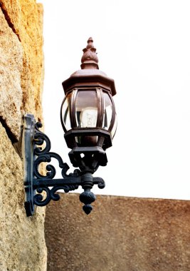 Kale duvarları üzerinde eski bir antika lamba.
