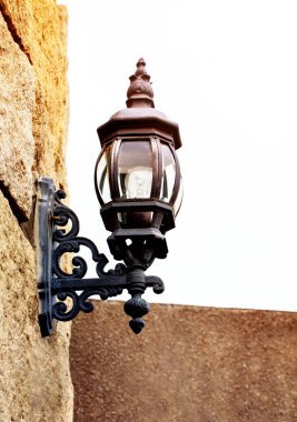Kale duvarları üzerinde eski bir antika lamba.
