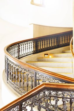 siyah ve kahverengi bir çit ile mermer döner merdiven.