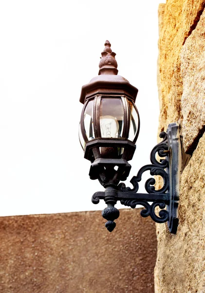 Стара антикварна лампа на стінах замку . — стокове фото