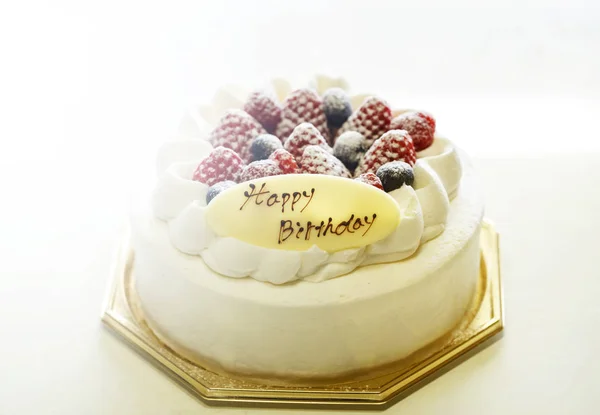 Morangos e mirtilos bolo de creme fresco isolado no fundo branco . — Fotografia de Stock