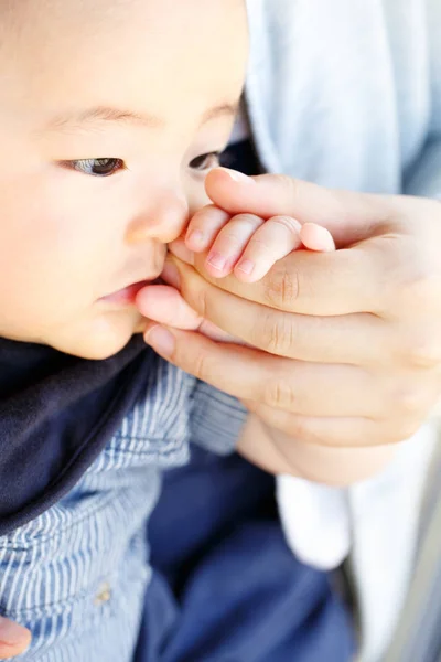 Nahaufnahme auf Baby küsst Mutter die Hand — Stockfoto