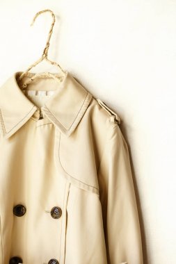 Bej zarif beyaz bitti izole trençkot