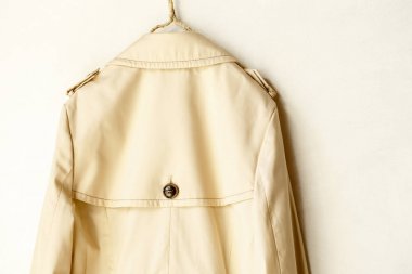 bir bej zarif beyaz bitti izole trençkot arkası