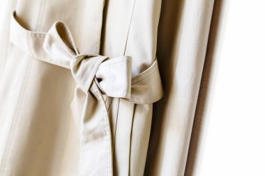 Boyasız veya bej zarif trençkot beyaz bitti izole kurdele ile