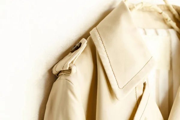 Abrigo de trinchera elegante beige aislado sobre blanco — Foto de Stock