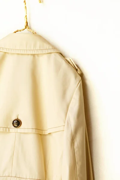 La parte posterior de una gabardina elegante beige aislada sobre blanco — Foto de Stock