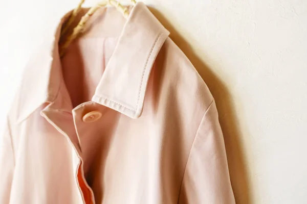 白で分離されたピンクのエレガントなトレンチ コート — ストック写真