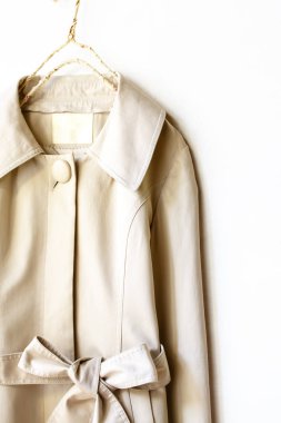 Bej veya boyasız zarif trençkot beyaz bitti izole kurdele ile