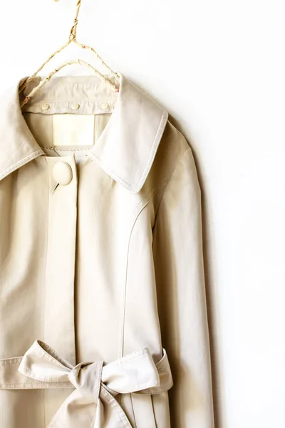Abrigo de trinchera elegante beige o crudo con cinta aislada sobre blanco — Foto de Stock