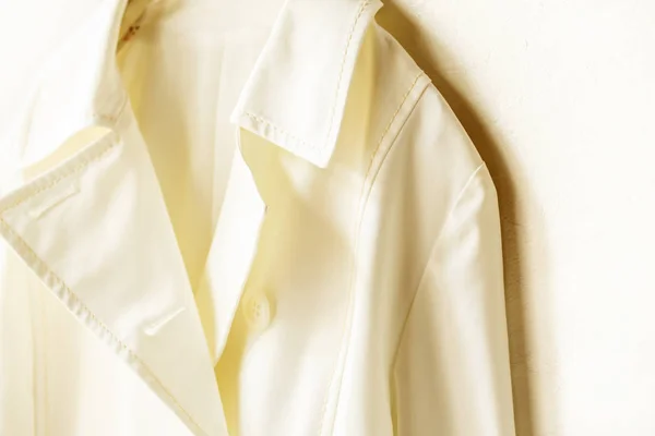 Blanco elegante gabardina aislado sobre blanco — Foto de Stock