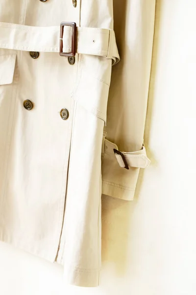 Chaqueta elegante beige con cinturón aislado sobre blanco — Foto de Stock