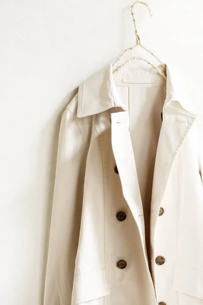 Abrigo de trinchera elegante beige o crudo aislado sobre blanco — Foto de Stock
