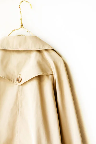 La parte posterior de una gabardina elegante beige aislada sobre blanco — Foto de Stock
