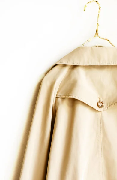 La parte posterior de una gabardina elegante beige aislada sobre blanco — Foto de Stock