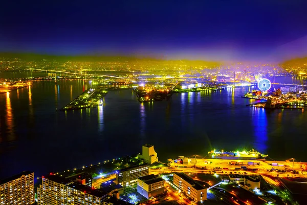 Mar noturno e horizonte e cidade e roda gigante — Fotografia de Stock