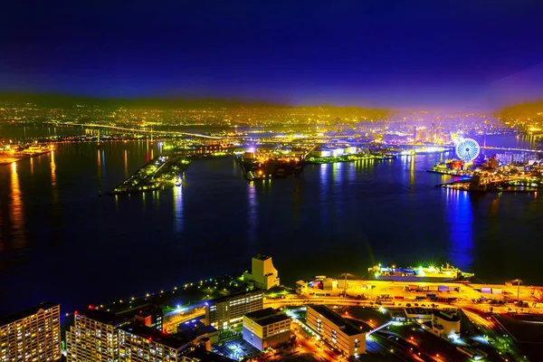 Mar noturno e horizonte e cidade e roda gigante — Fotografia de Stock