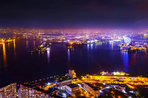 Mar noturno e horizonte e cidade e roda gigante — Fotografia de Stock