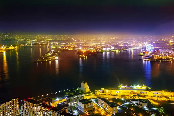 Mar noturno e horizonte e cidade e roda gigante — Fotografia de Stock