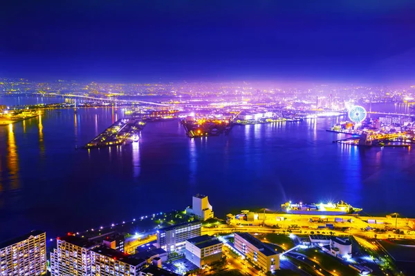 Mar noturno e horizonte e cidade e roda gigante — Fotografia de Stock