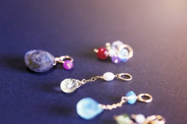 limon kuvars, yakut, inci, Labrador, apatit, yeşil kalsedon, mavi topaz kolye cazibe siyah arka plan üzerine izole.