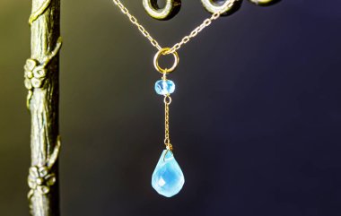 siyah zemin üzerine mavi topaz ile yeşil kalsedon ile apatit ile altın kolye.