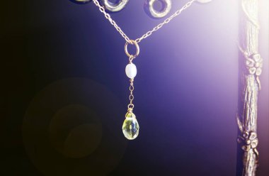 limon kuvars veya beyaz siyah arka plan üzerine inci ile sarı kuvars ile altın kolye.